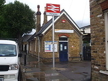 Wikipedia - Hampton railway station