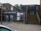 Wikipedia - Barnes railway station