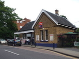 Wikipedia - Winchmore Hill railway station